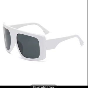 Chic White Sunglasses with Dark Lenses
0365